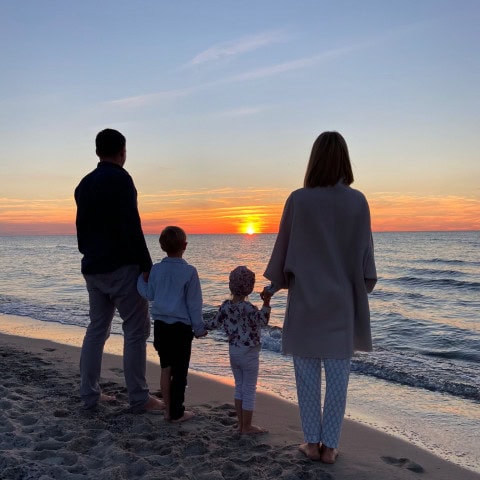 Familie mit Kindern beim Sonnenuntergang im Strandhotel Fischland