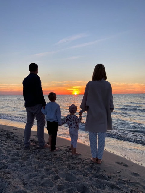 Familie mit Kindern beim Sonnenuntergang im Strandhotel Fischland