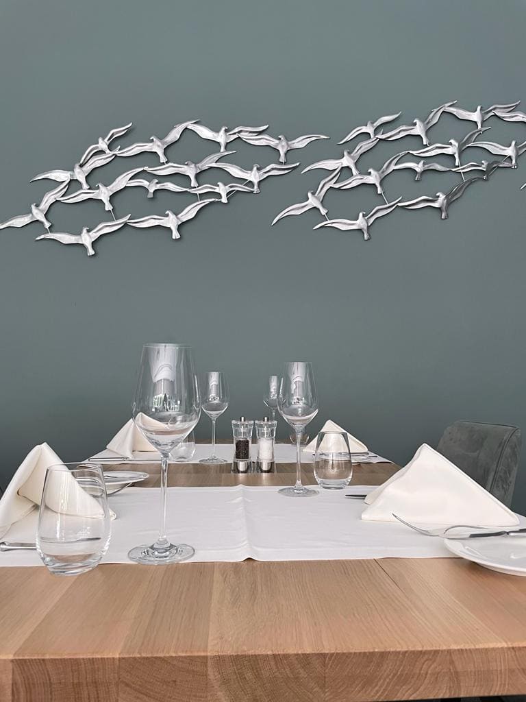 Wandschmuck mit Vögeln im Restaurant im Strandhotel Fischland