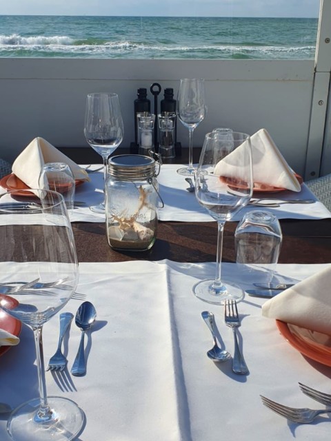 gedeckter Tisch in der Strandbude des Strandhotel Fischlands