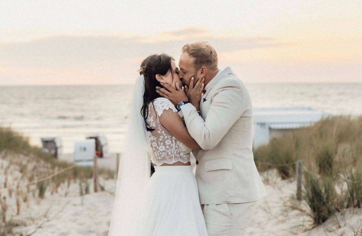 küssendes Brautpaar des Strandhotel Fischlands am Strand