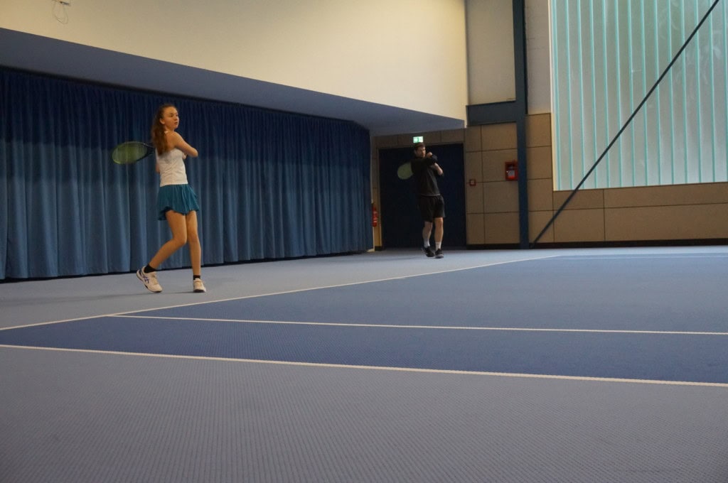 Tennisplatz mit Tennisspielern im Strandhotel Fischland