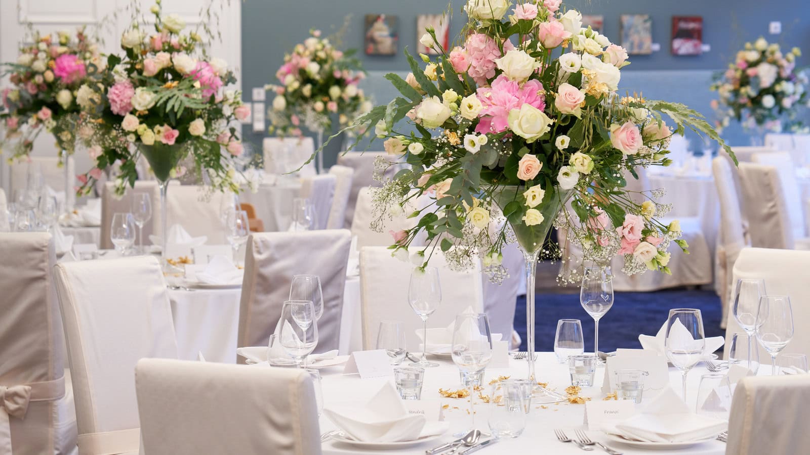 eingedeckte Tische für eine Hochzeit mit Blumendekoration im Strandhotel Fischland