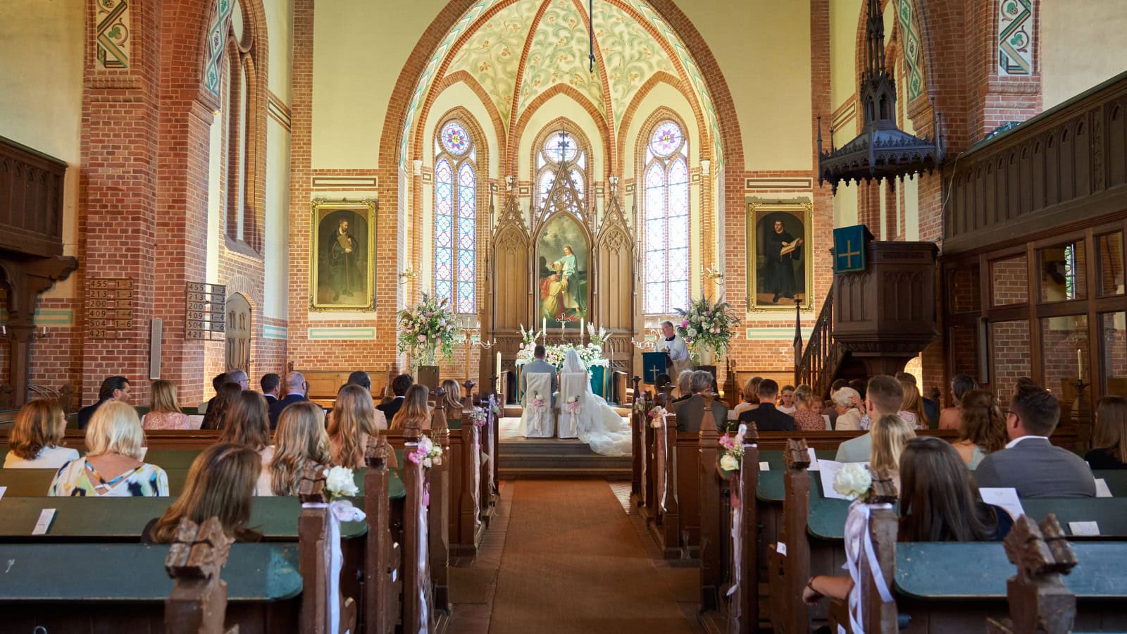 Brautpaar vor dem Altar in der Kirche