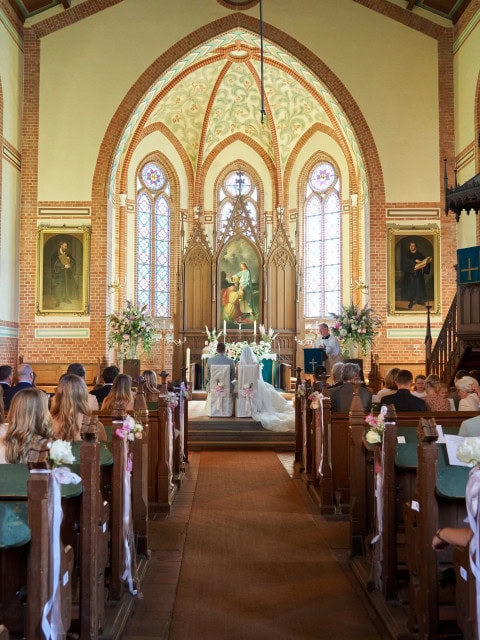 Brautpaar vor dem Altar in der Kirche