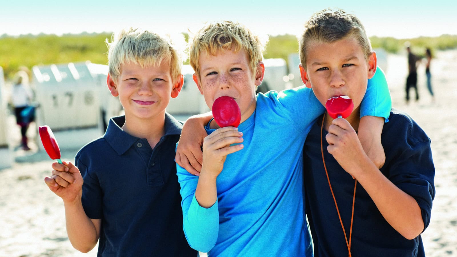 Jungs mit Eis am Strand des Strandhotel Fischlands