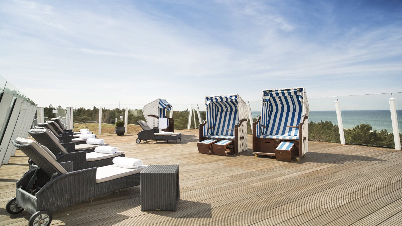 Strandkörbe und Liegen auf der Dachterrasse im Strandhotel Fischland