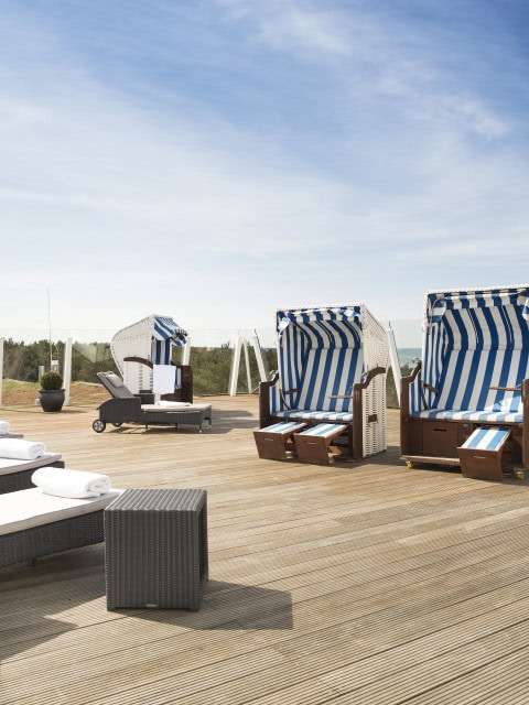 Strandkörbe und Liegen auf der Dachterrasse im Strandhotel Fischland