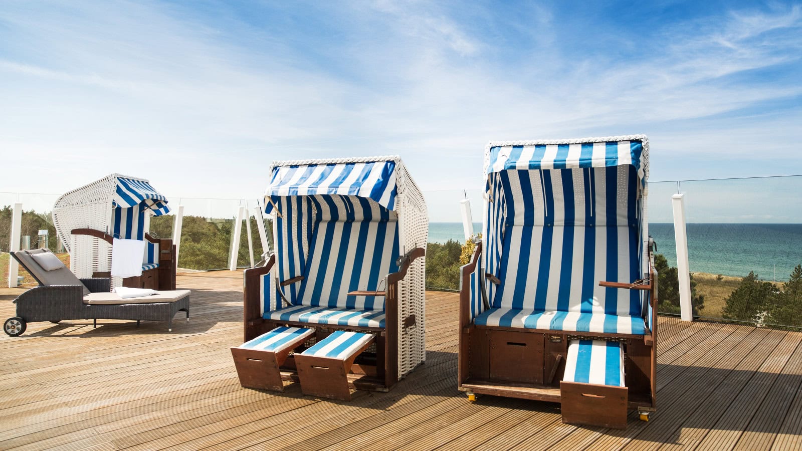 Strandkörbe auf der Dachterrasse im Strandhotel Fischland