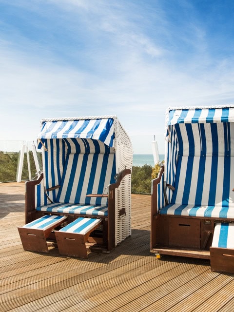 Strandkörbe auf der Dachterrasse im Strandhotel Fischland
