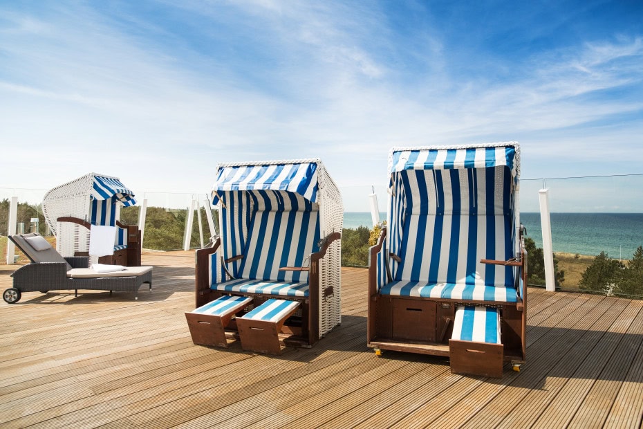 Strandkörbe auf der Dachterrasse im Strandhotel Fischland