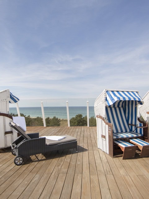 Strandkörbe auf der Sonnenterrasse im Strandhotel Fischland