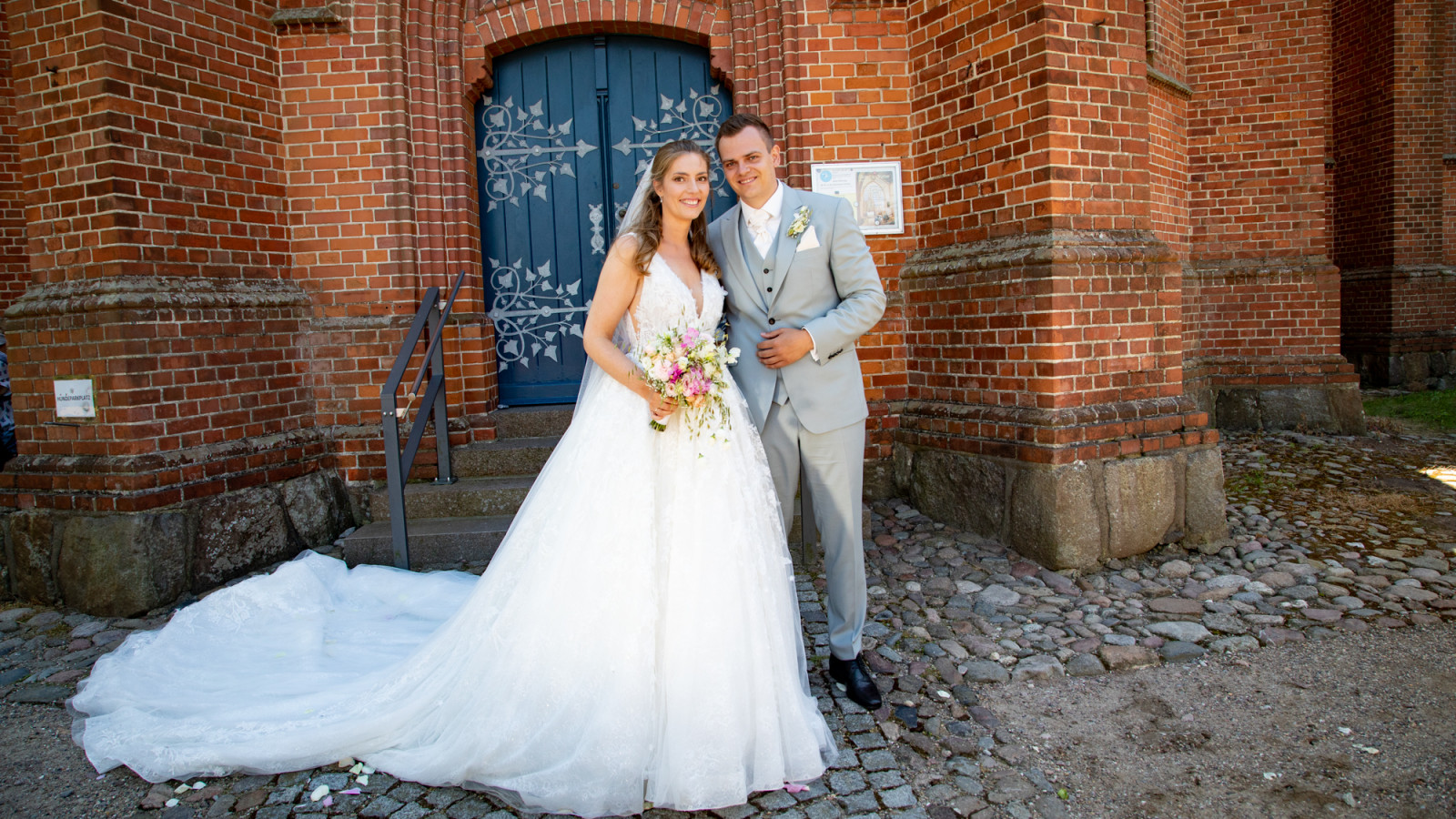 Brautpaar vor Kirche an der Ostsee