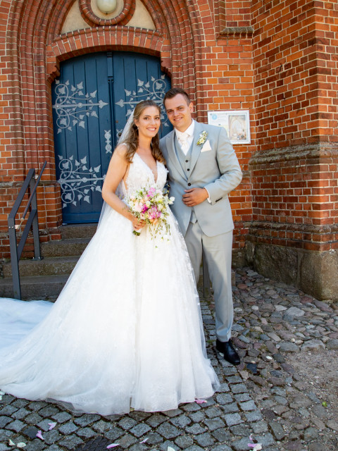 Brautpaar vor Kirche an der Ostsee