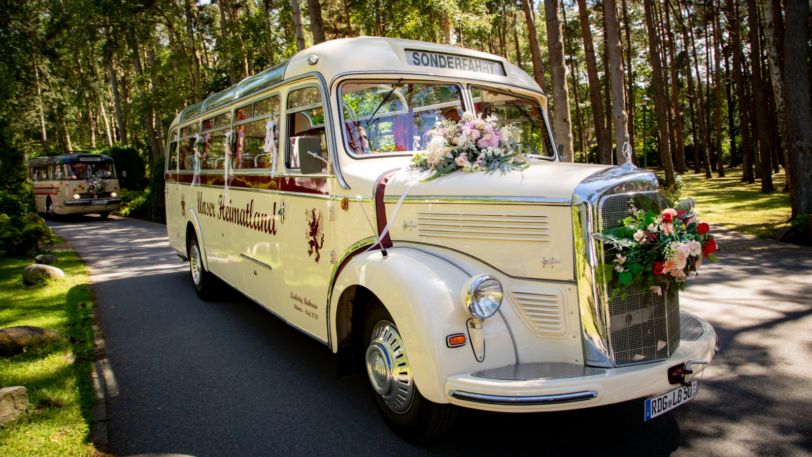 Bus mit Blumendekoration als Shuttle für Hochzeit im Strandhotel Fischland