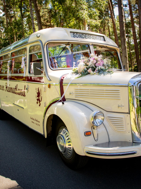 Bus mit Blumendekoration als Shuttle für Hochzeit im Strandhotel Fischland