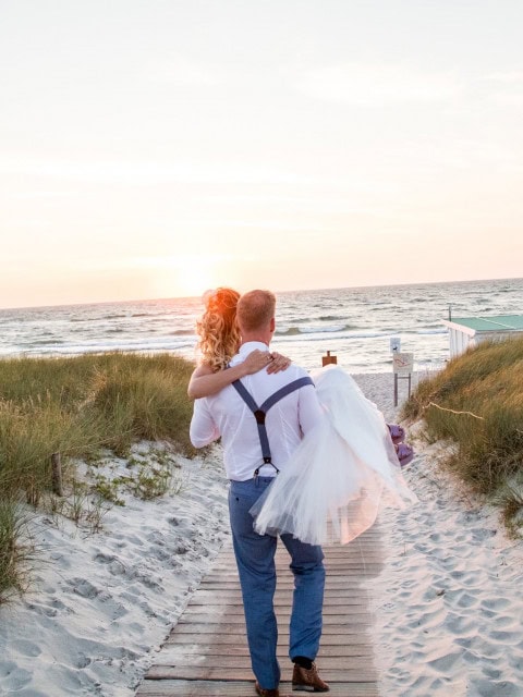 Brautpaar auf dem Weg zum Strand vom Strandhotel Fischland