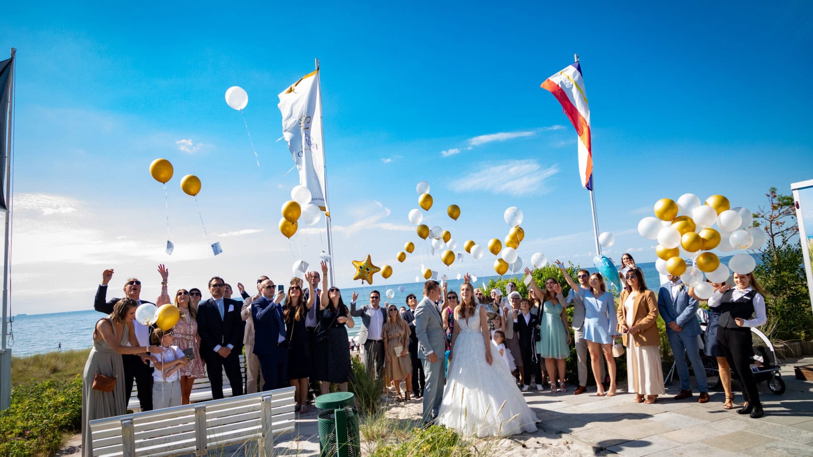 Ballonsteigen der Hochzeitsgesellschaft im Strandhotel Fischland