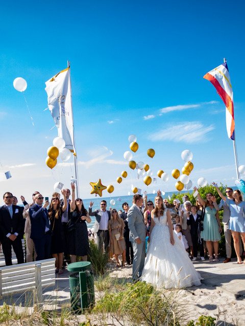 Ballonsteigen der Hochzeitsgesellschaft im Strandhotel Fischland