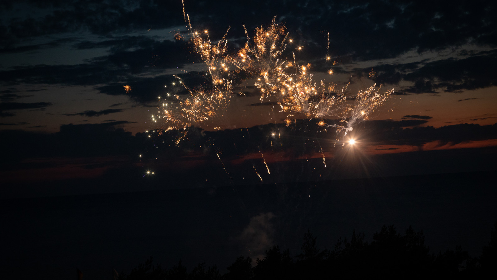 Feuerwerk am Himmel über dem Strandhotel Fischland