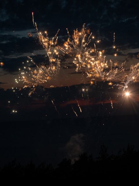 Feuerwerk am Himmel über dem Strandhotel Fischland