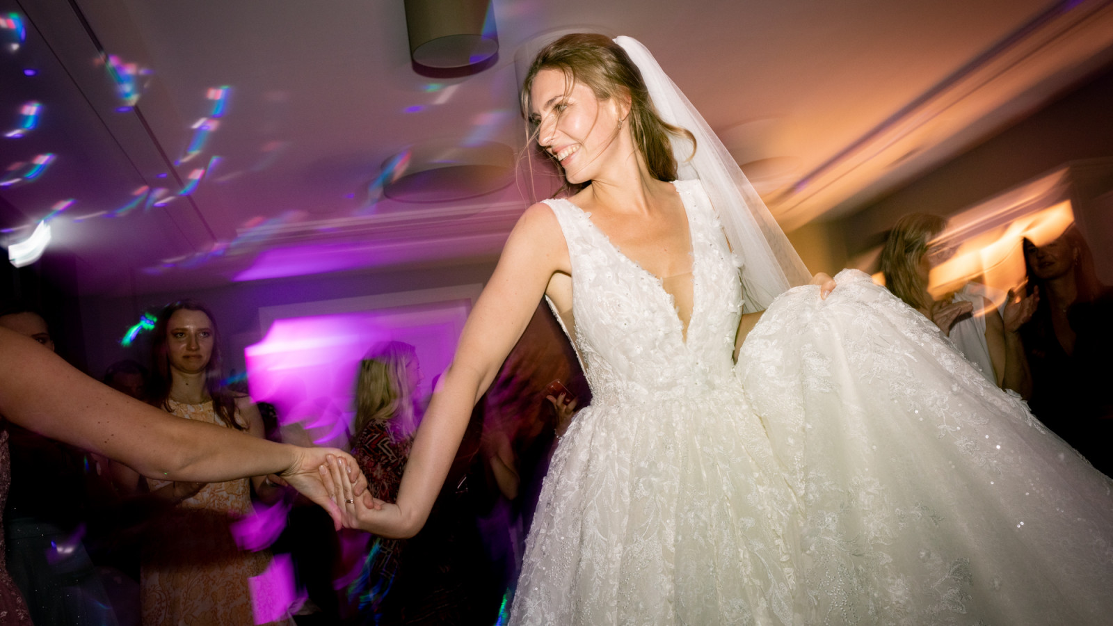 Braut im Brautkleid beim Tanzen im Strandhotel Fischland