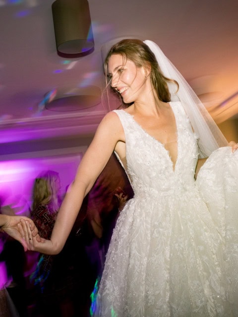 Braut im Brautkleid beim Tanzen im Strandhotel Fischland