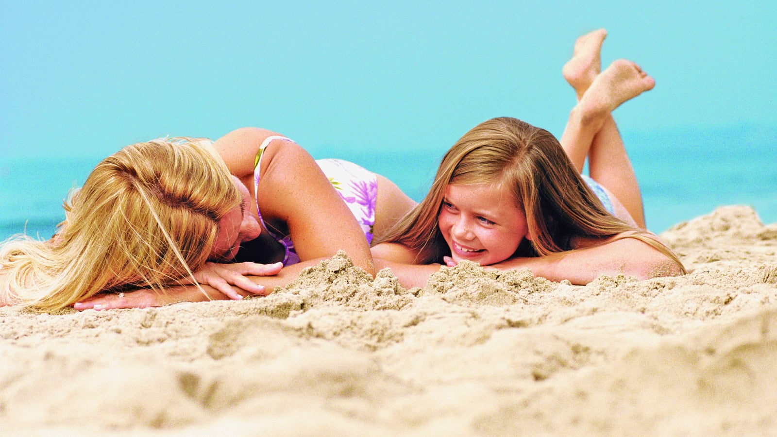 Mutter und Tochter am Strand des Strandhotel Fischlands