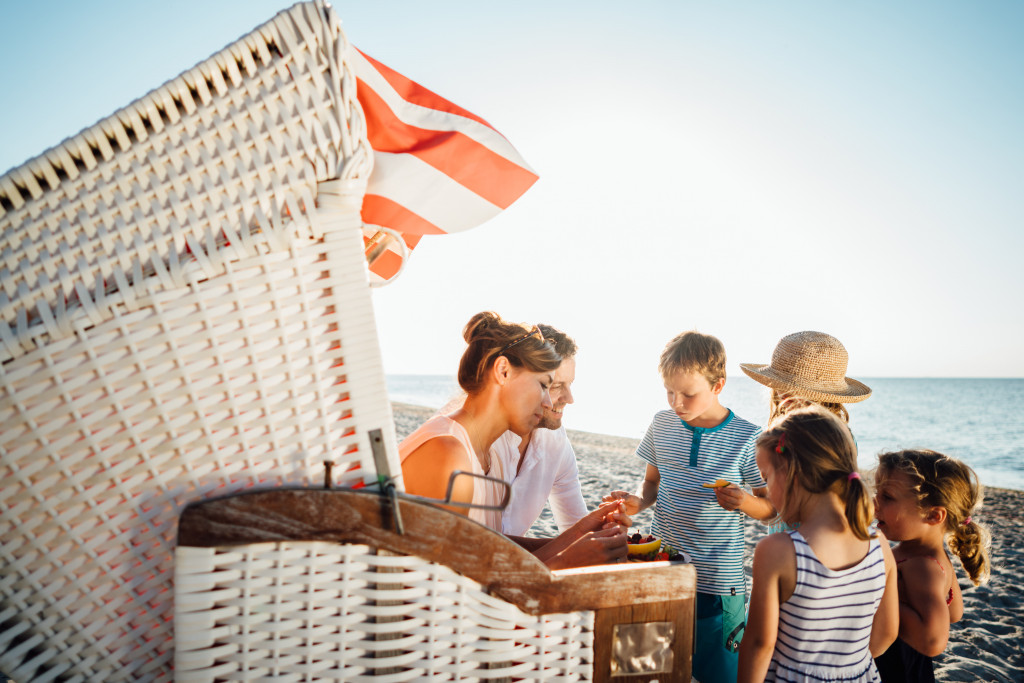 Familie mit Obstteller im Strandkorb des Strandhotel Fischlands