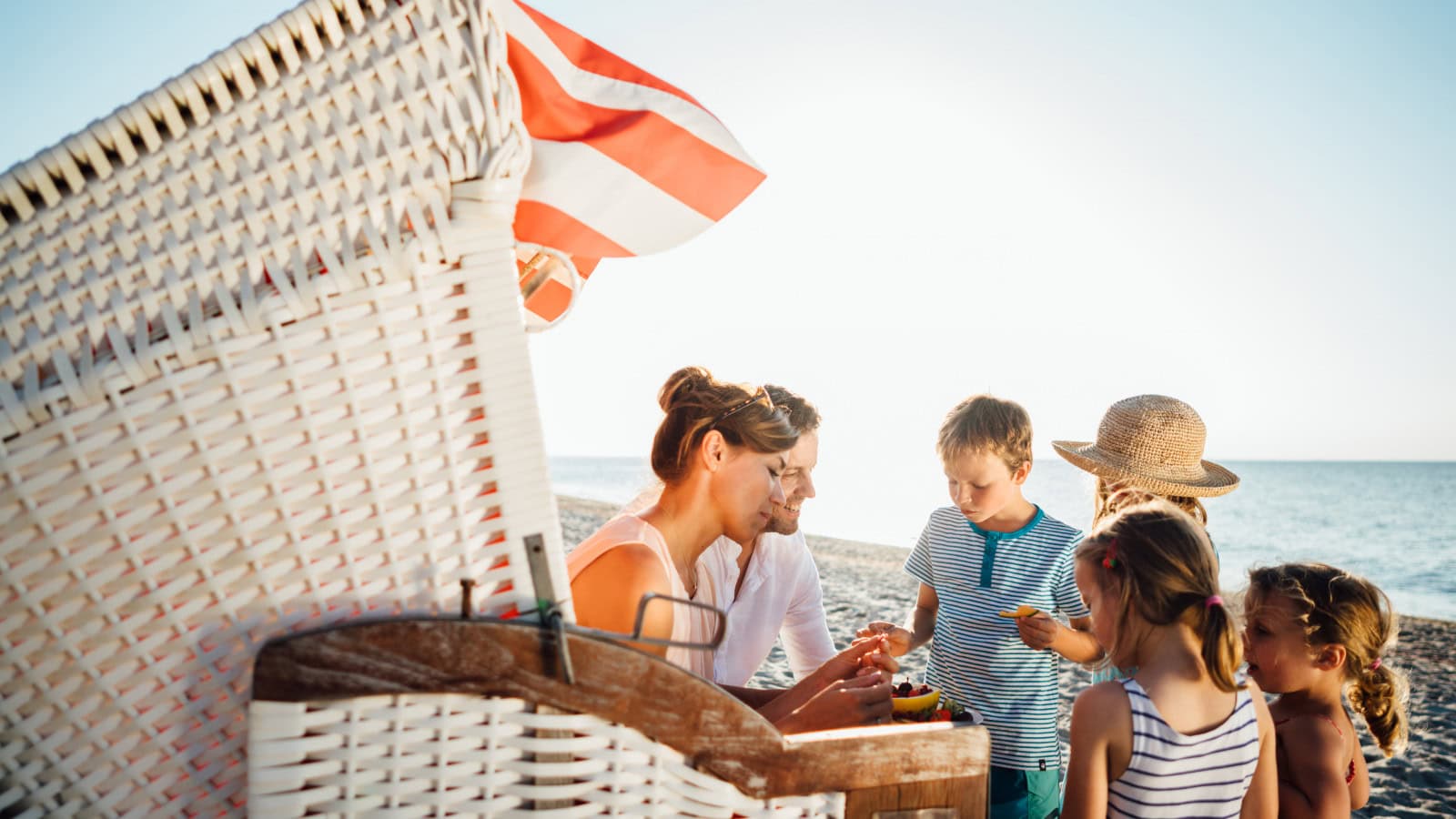 Familie mit Obstteller im Strandkorb des Strandhotel Fischlands