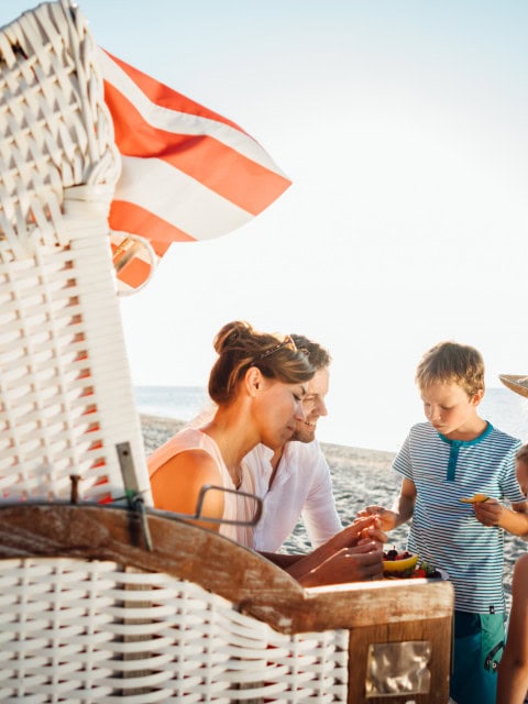 Familie mit Obstteller im Strandkorb des Strandhotel Fischlands