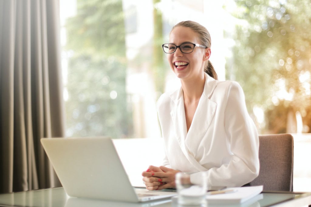 arbeitende Frau am Laptop