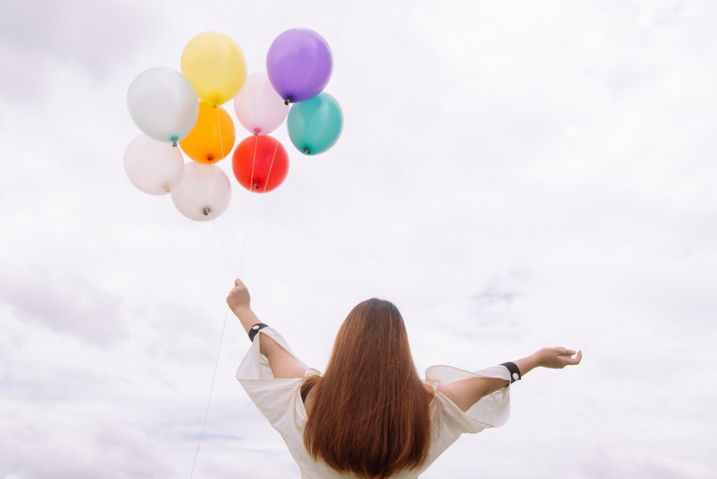 Mädchen mit bunten Luftballons