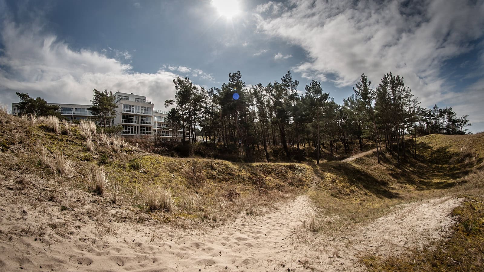 Außenansicht der Seeseite des Strandhotel Fischlands