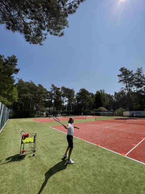 Tennisspieler und Tennistrainer auf den Fischland Outdoor-Plätzen