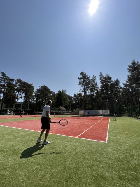 Tennisspieler und Tennistrainer auf den Fischland-Tennis-Outdoorplätzen