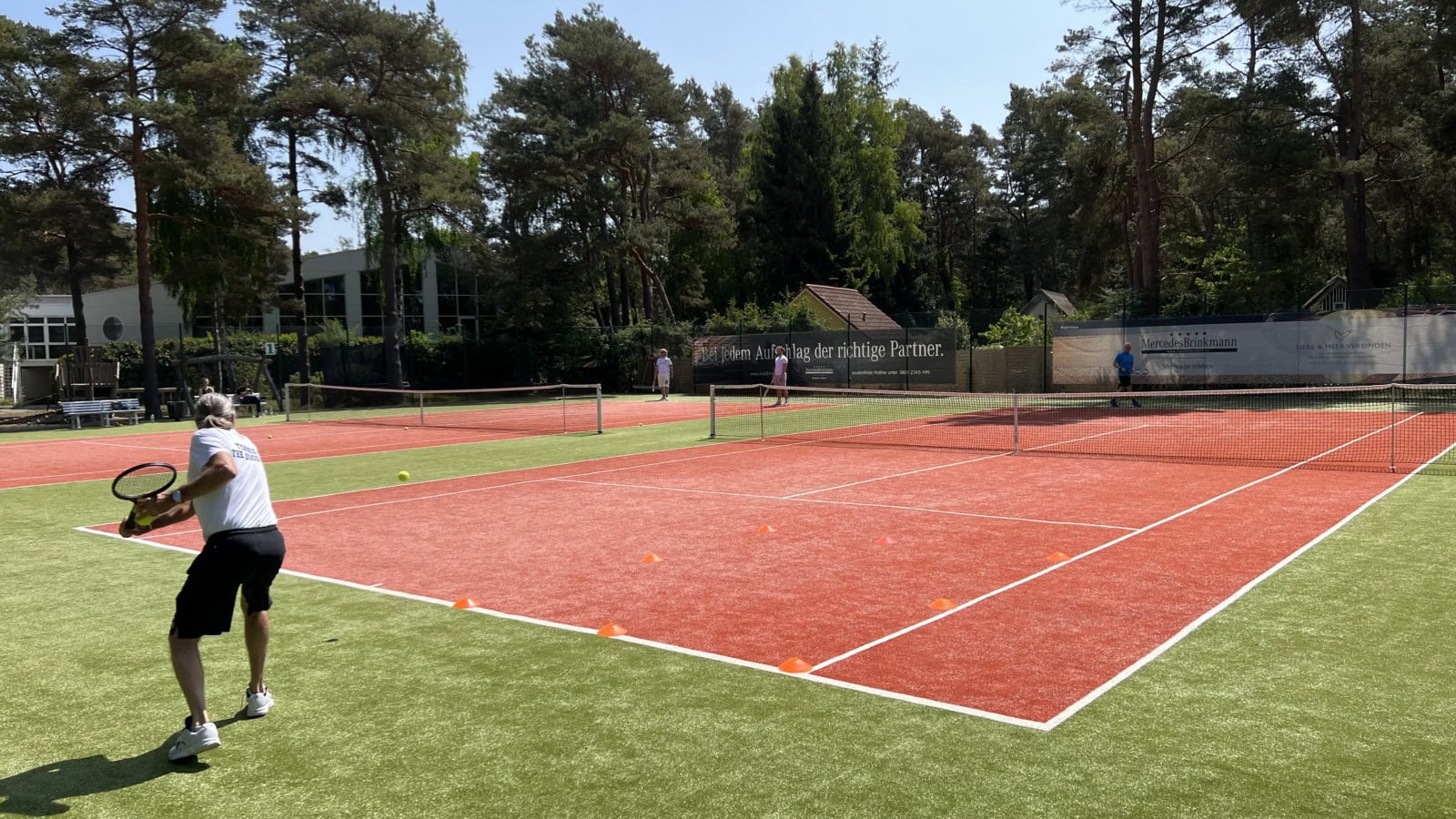 Tennisspieler und Tennistrainer auf den Fischland-Tennis-Outdoorplätzen