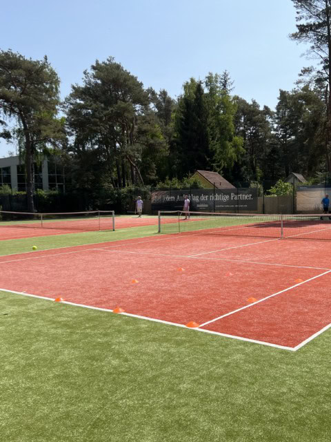 Tennisspieler und Tennistrainer auf den Fischland-Tennis-Outdoorplätzen