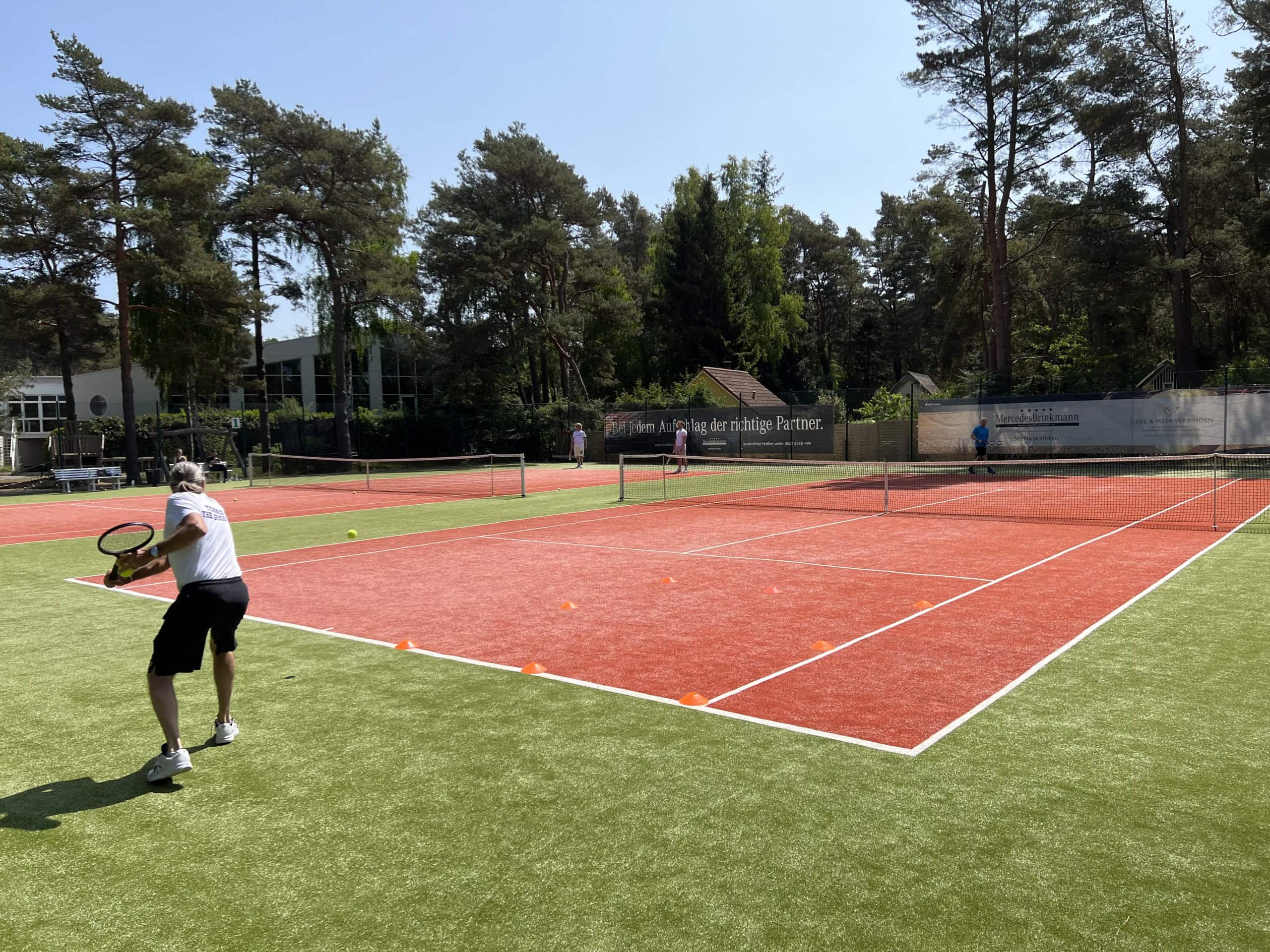 Tennisspieler und Tennistrainer auf den Fischland-Tennis-Outdoorplätzen