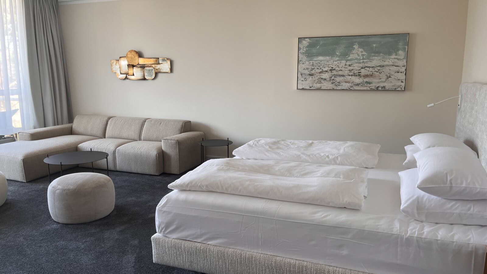 Suite im Strandhotel Fischland, Hauptraum mit Doppelbett, Couch, TV