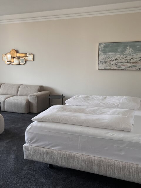 Suite im Strandhotel Fischland, Hauptraum mit Doppelbett, Couch, TV