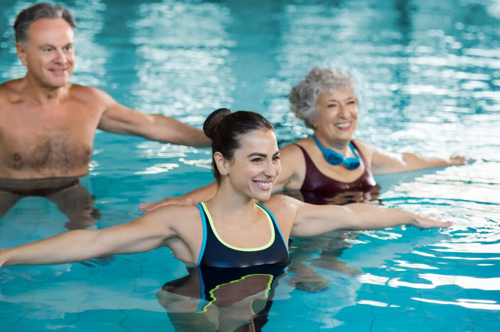 Frau bei Aquafitness